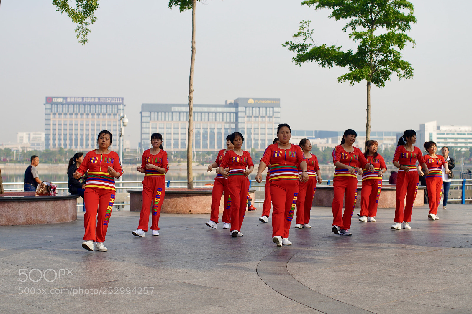 Sony a7R III sample photo. 晨练的广场舞团 photography