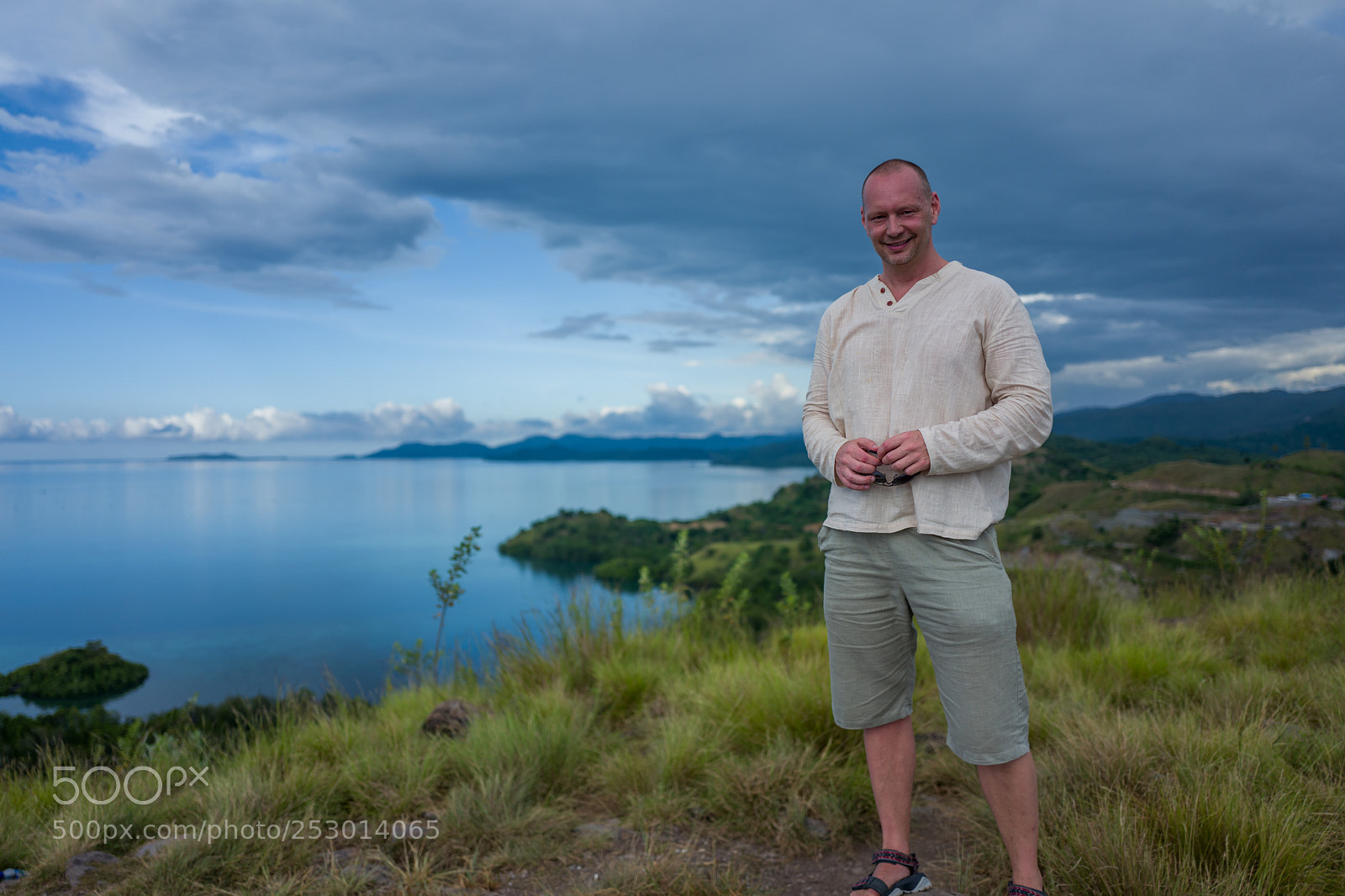 Leica Q (Typ 116) sample photo. Caucasian man in front photography