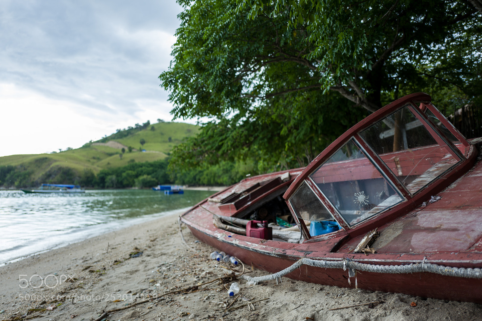 Leica Q (Typ 116) sample photo. Broken boat at beach photography