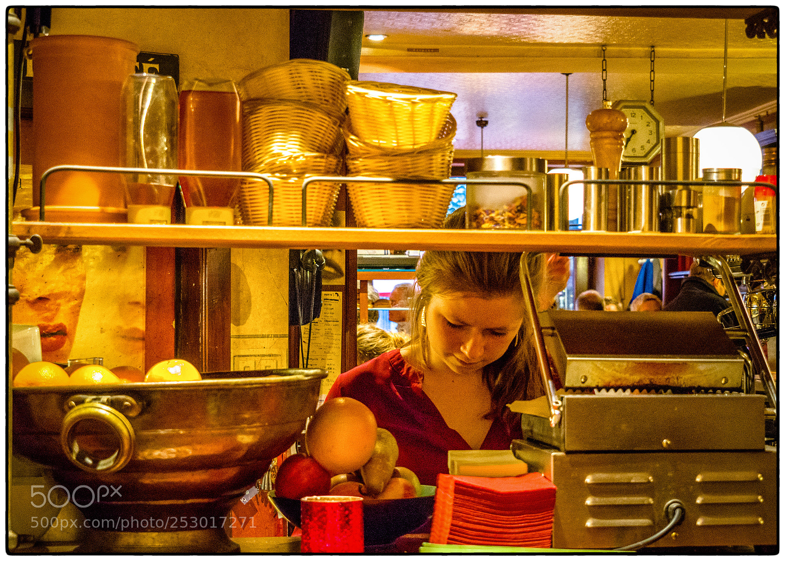 Olympus OM-D E-M10 II sample photo. The waitress photography