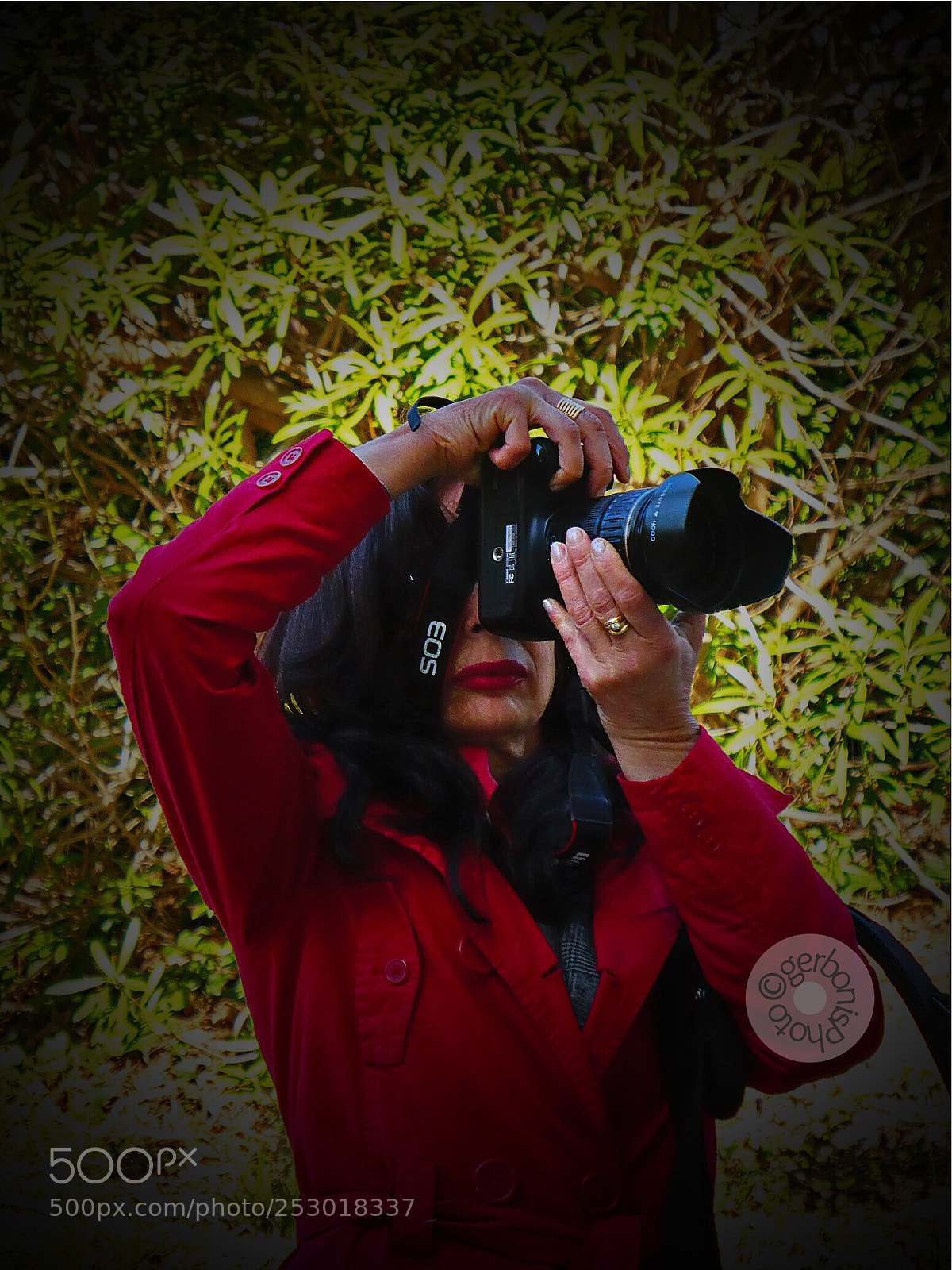 Panasonic Lumix DC-ZS70 (Lumix DC-TZ90) sample photo. Photographer in red while photography