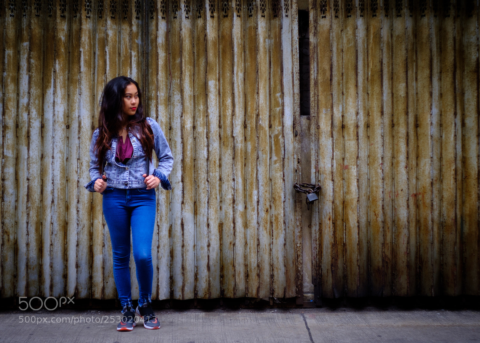 Fujifilm X-T20 sample photo. Girl in front of photography