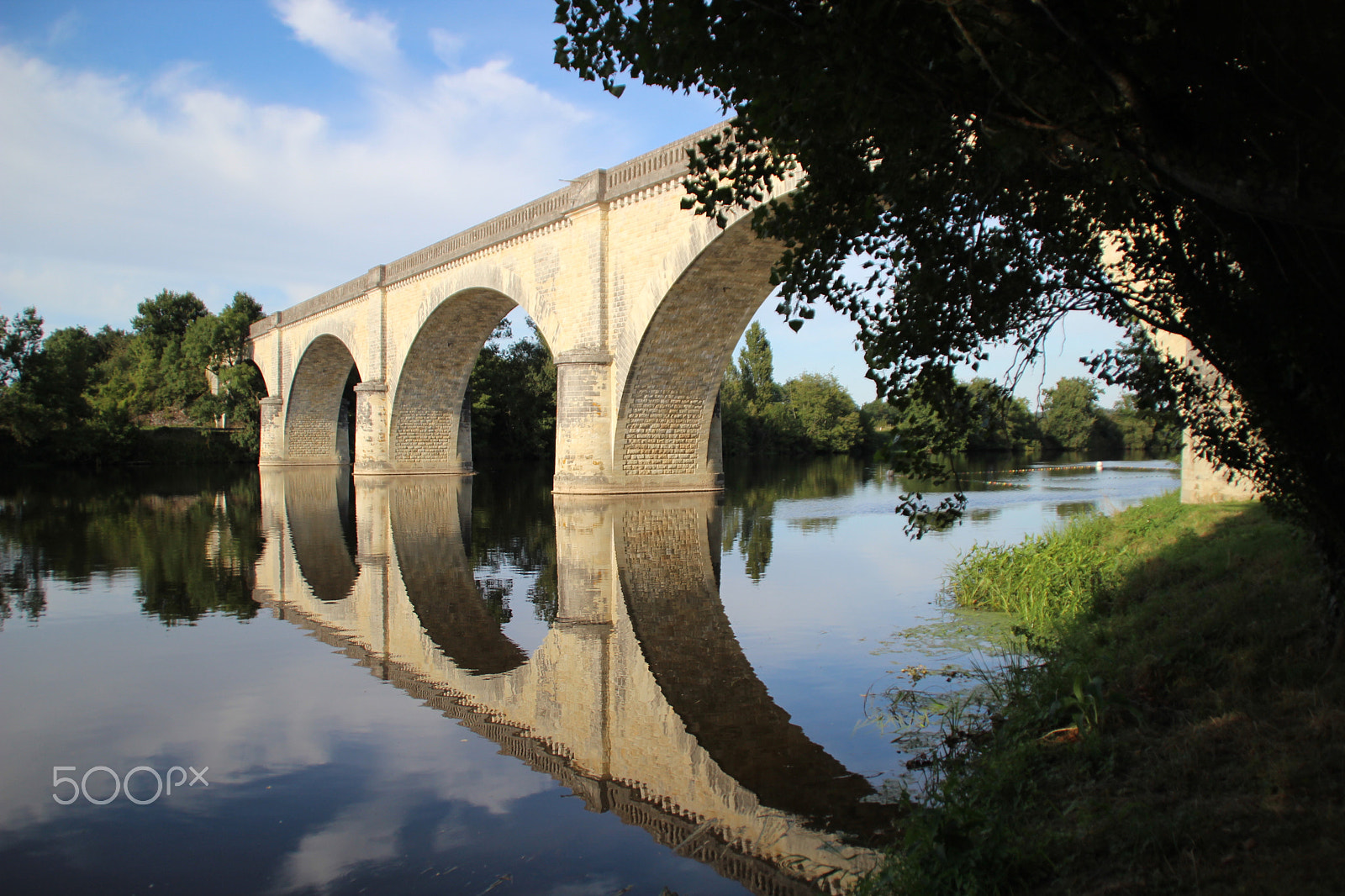 Canon EOS 600D (Rebel EOS T3i / EOS Kiss X5) sample photo. La roche posay bridge photography