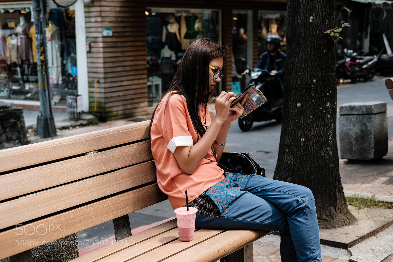 Fujifilm X-T20 sample photo. Playing on the phone photography