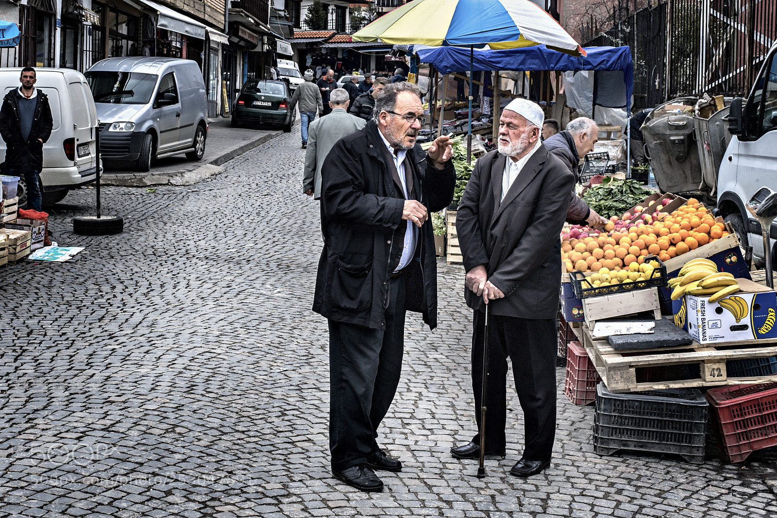 Nikon D5 sample photo. A market conversation / prishtina photography