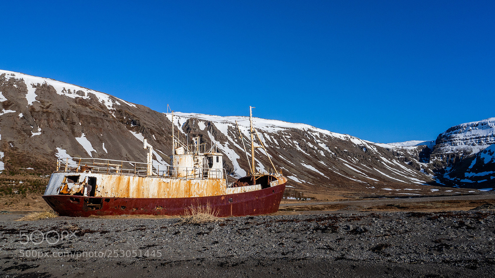 Olympus OM-D E-M10 sample photo. Shipwreck in icelad photography