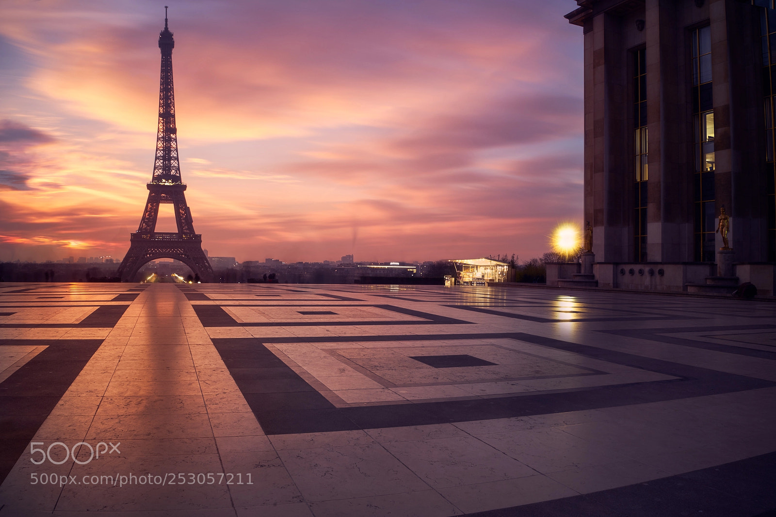 Sony Vario Tessar T* FE 24-70mm F4 ZA OSS sample photo. Eiffel tower photography