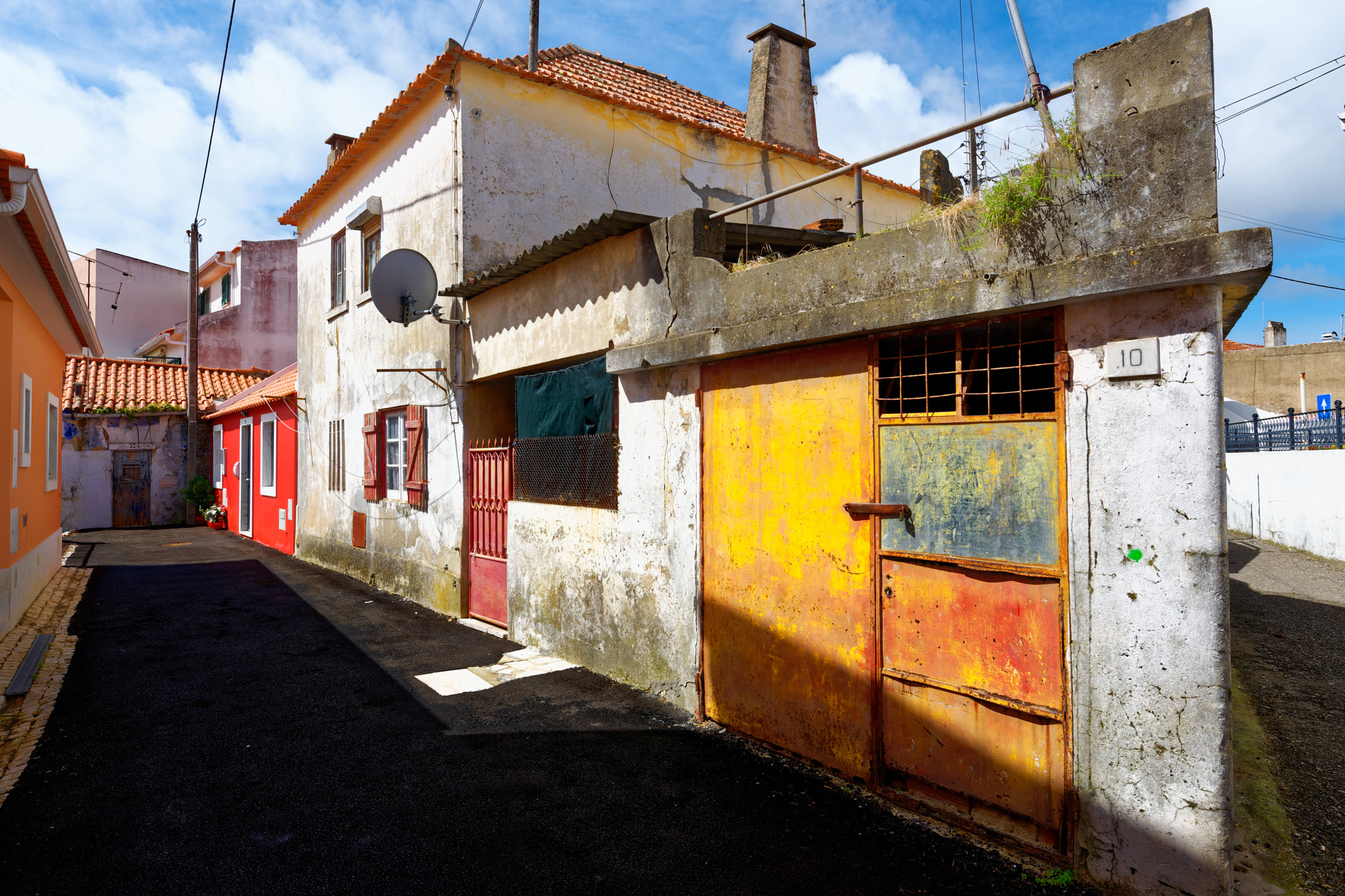 Nikon AF-S Nikkor 16-35mm F4G ED VR sample photo. Back alley photography
