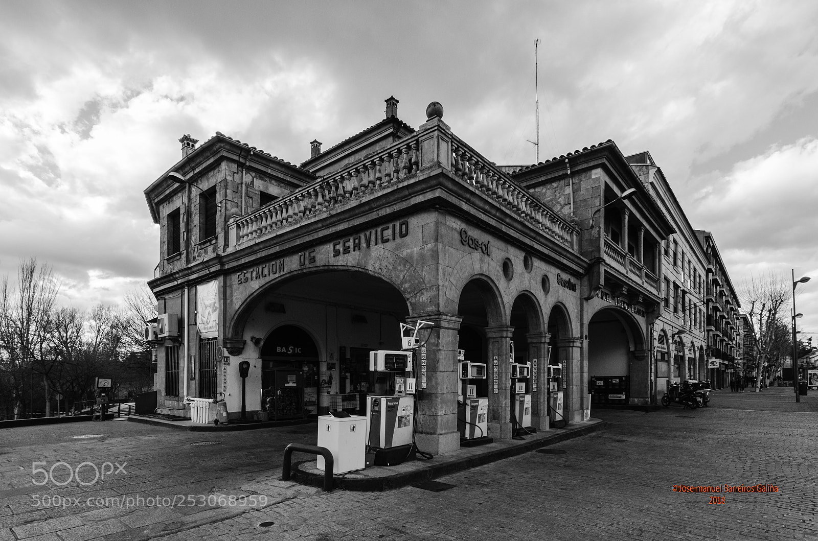 Nikon D5100 sample photo. Estacion de servicio salamanca photography