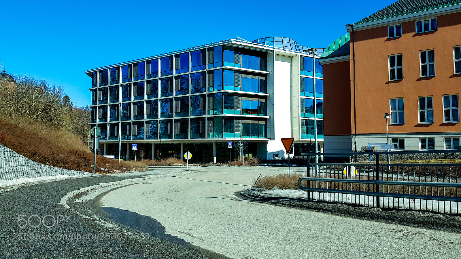 Samsung Galaxy S8 sample photo. Two smaller buildings close photography