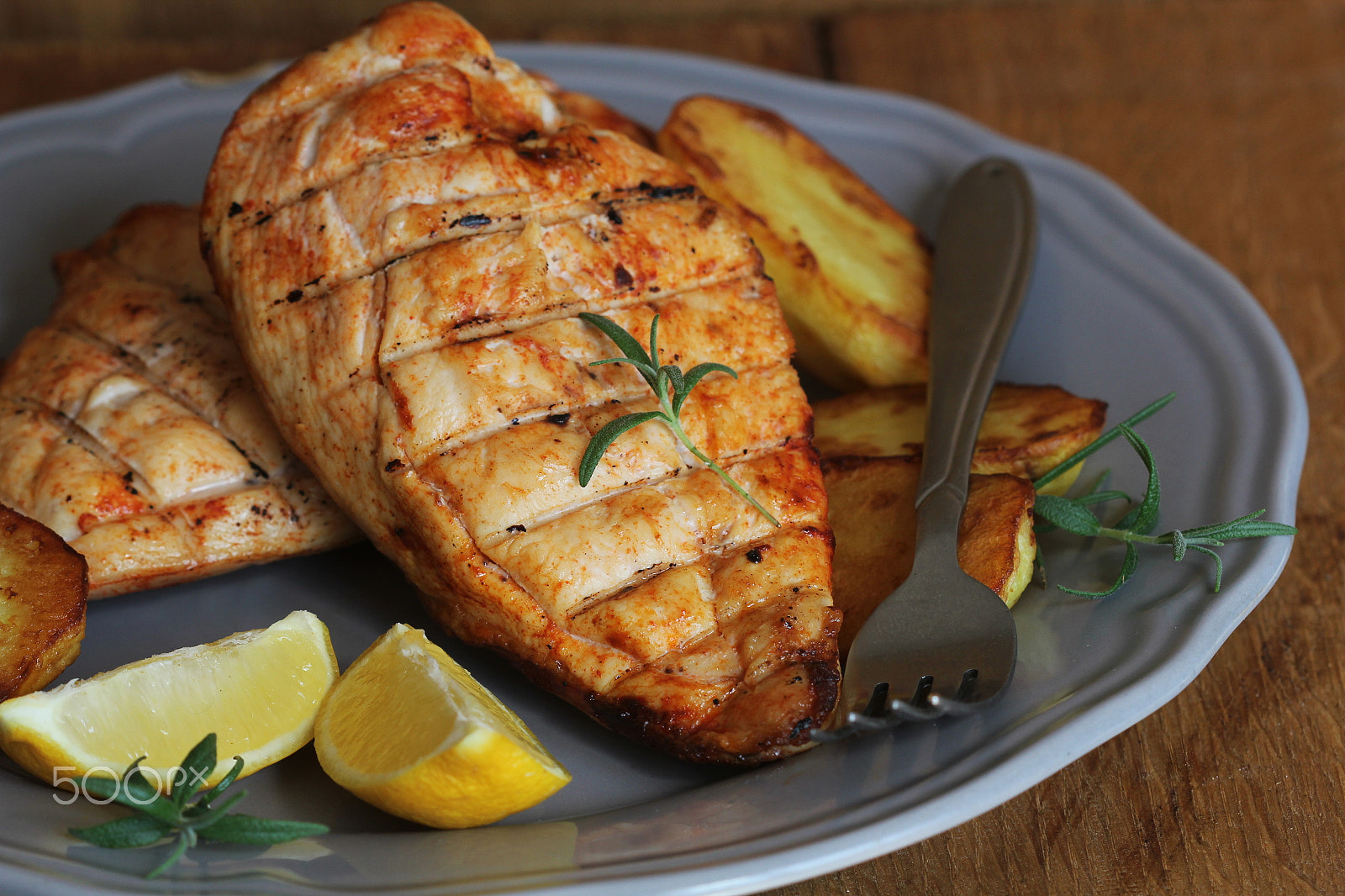 Canon EOS 550D (EOS Rebel T2i / EOS Kiss X4) + Canon EF 80-200mm F4.5-5.6 II sample photo. Grilled chicken breast with fried potato and lemon photography