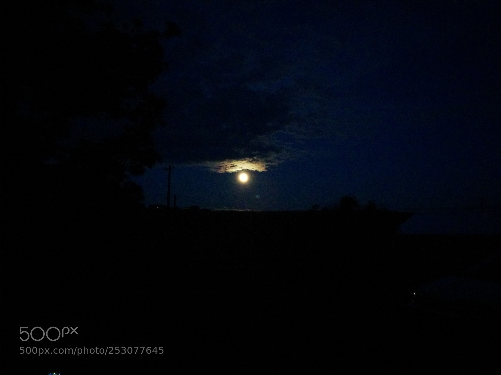 LG Nexus 5 sample photo. Moonlight reflecting on clouds photography