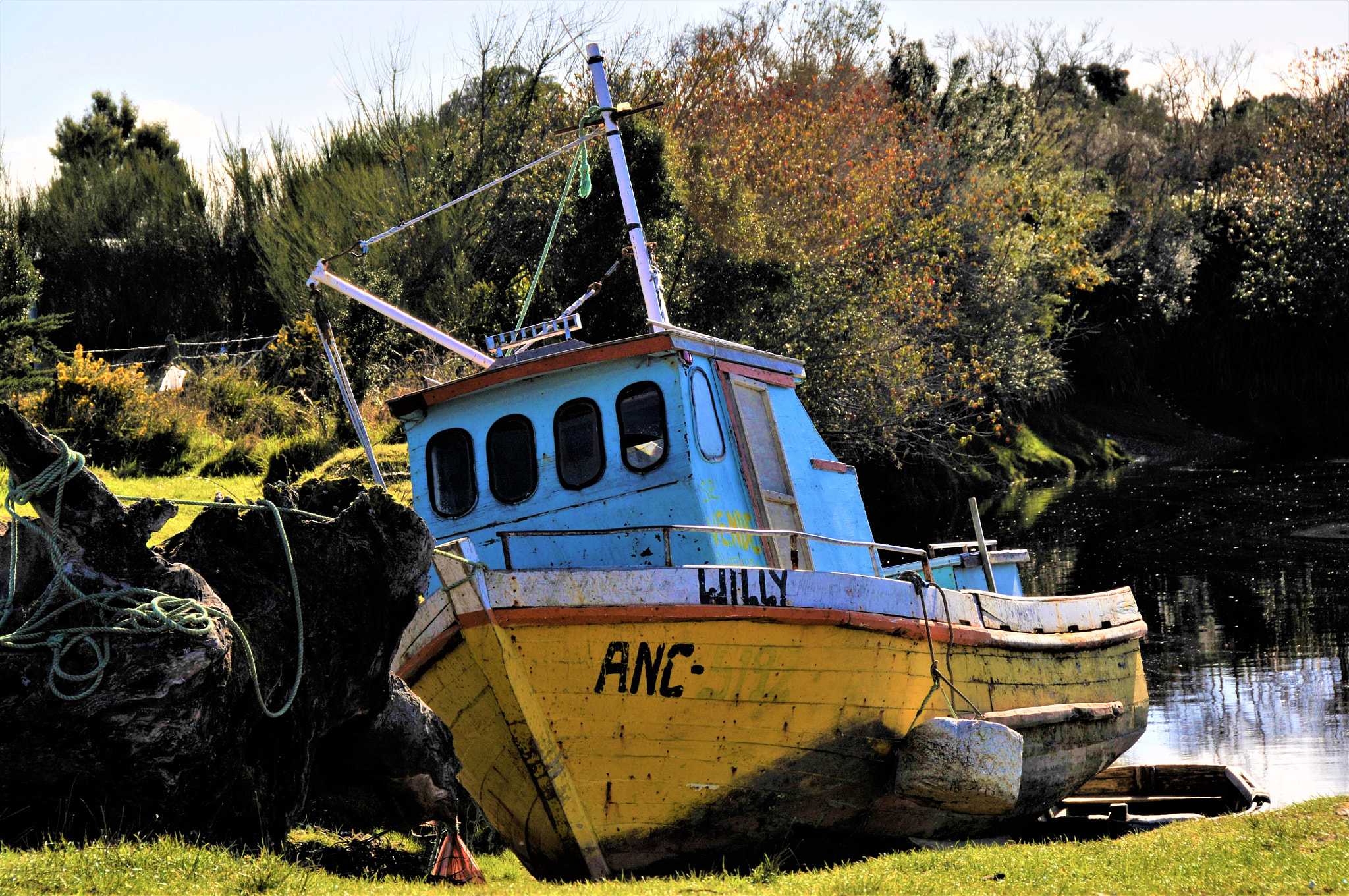 Nikon D300 + Nikon AF-S DX Nikkor 18-200mm F3.5-5.6G ED VR II sample photo. Old fishing boats of southern chile photography