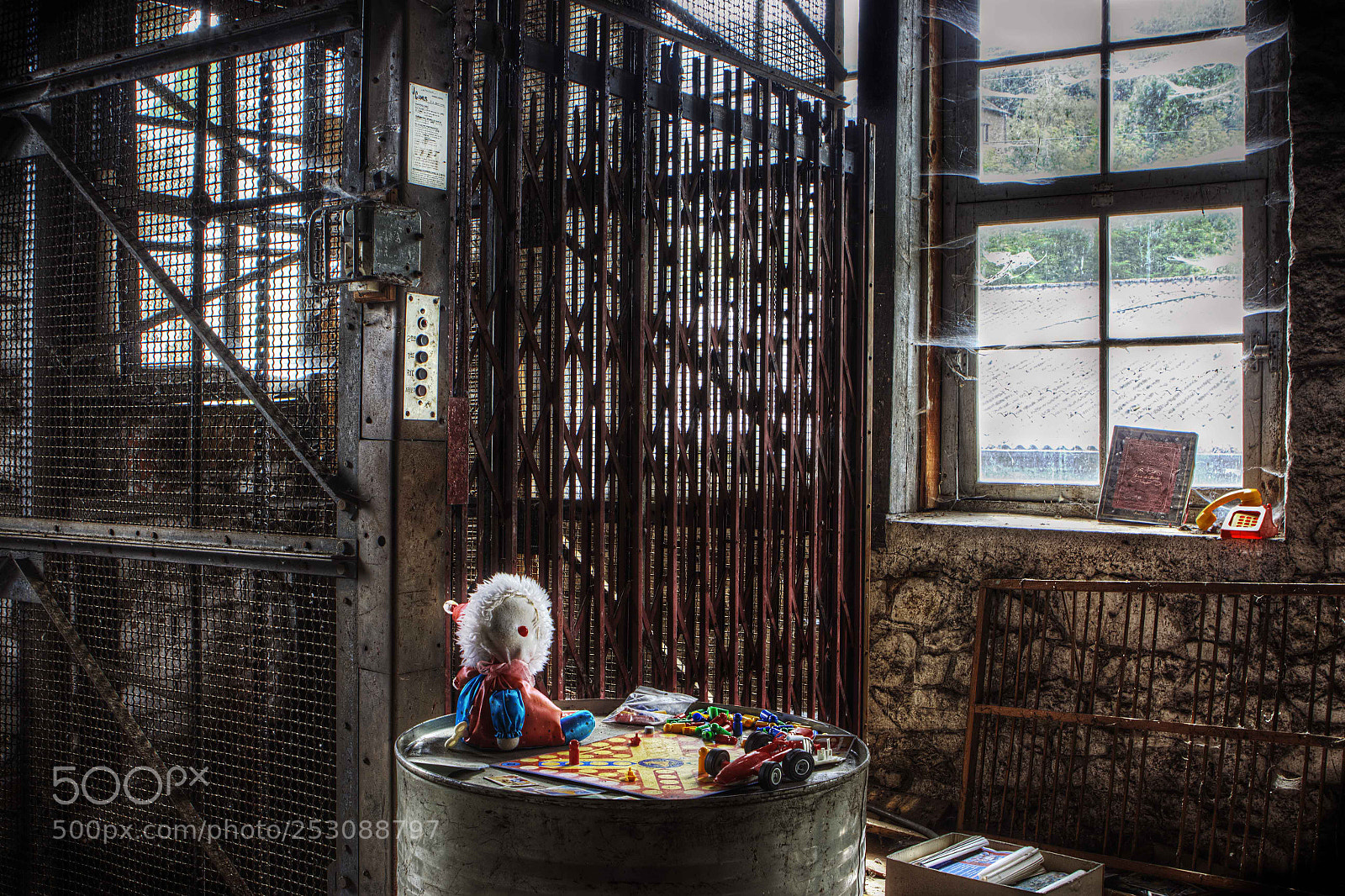 Canon EOS 600D (Rebel EOS T3i / EOS Kiss X5) sample photo. Toy urbex photography