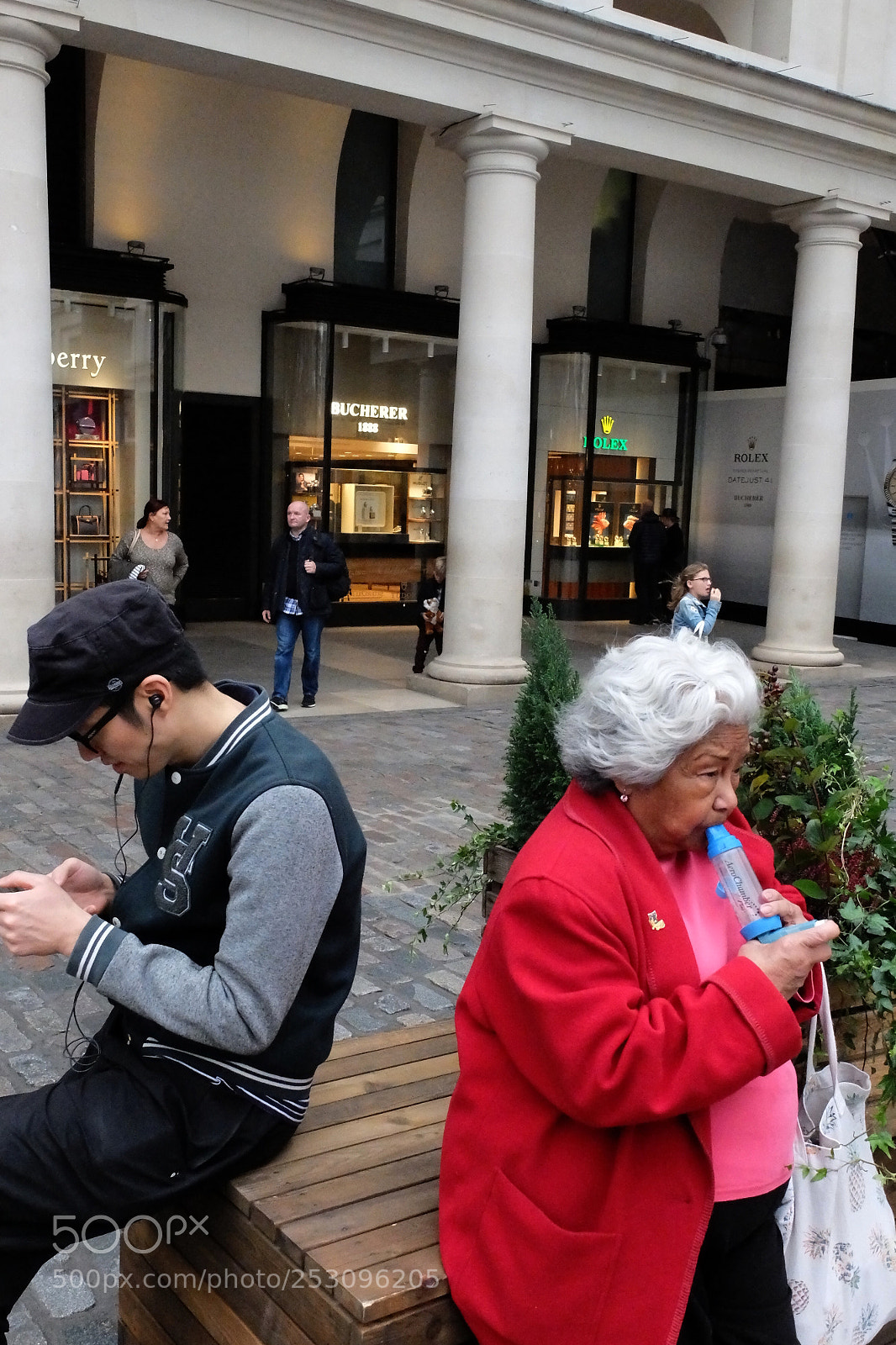 Fujifilm X20 sample photo. Busy couple photography