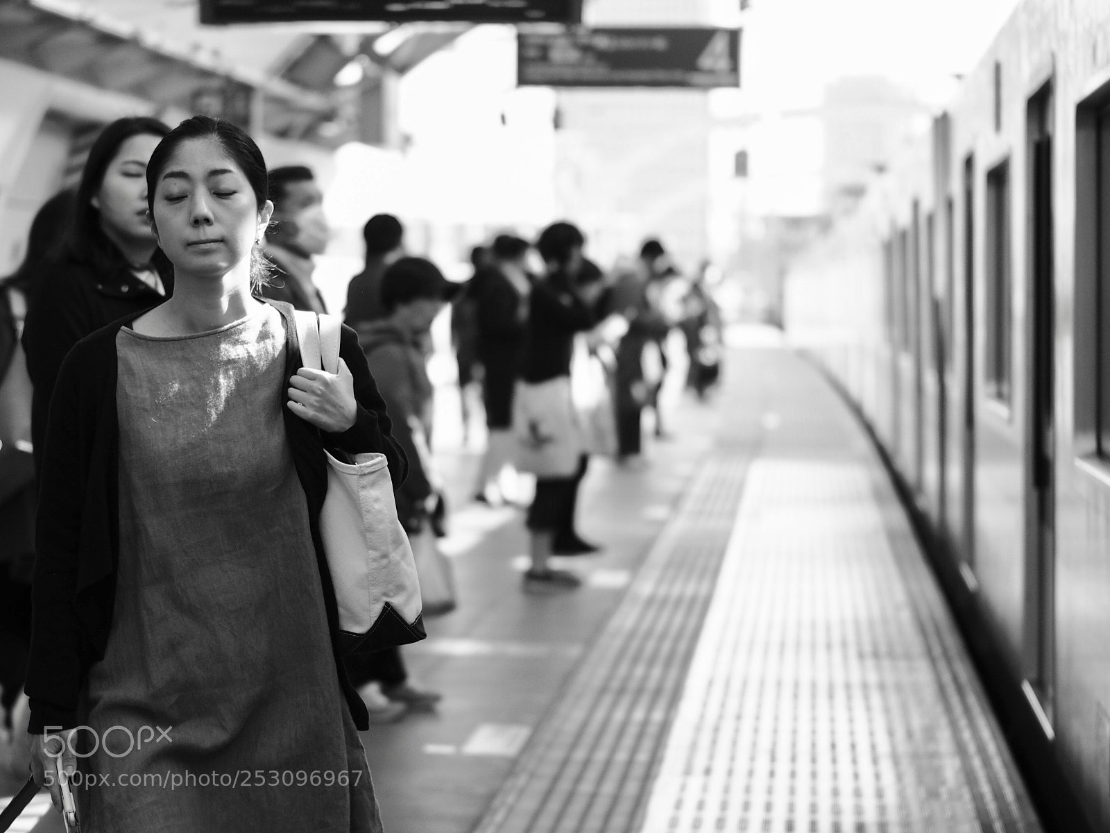 Olympus OM-D E-M1 sample photo. She walks on the photography
