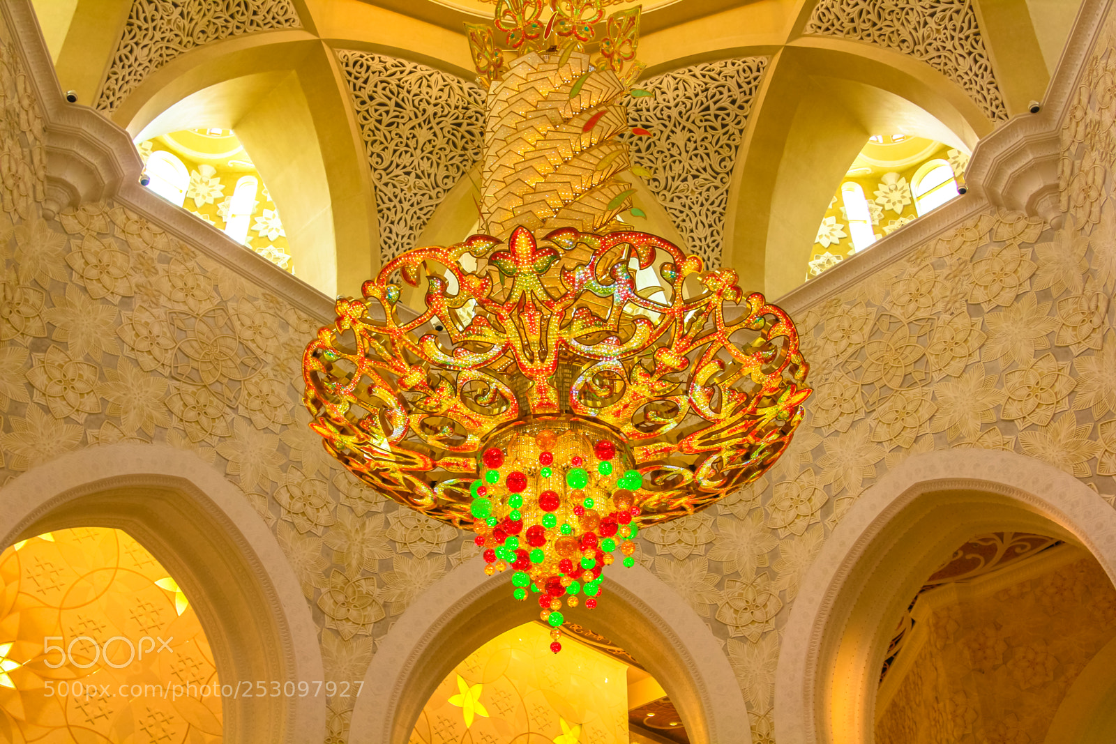 Canon EOS 550D (EOS Rebel T2i / EOS Kiss X4) sample photo. Chandelier in grand mosque photography