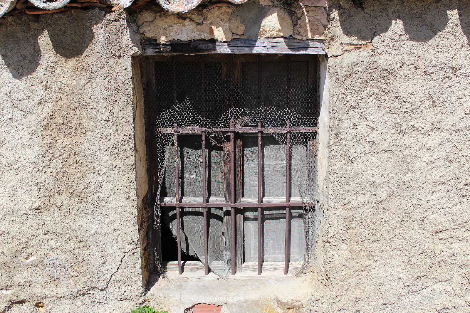 Canon EOS 1300D (EOS Rebel T6 / EOS Kiss X80) sample photo. Ventana con reja desgarrada photography