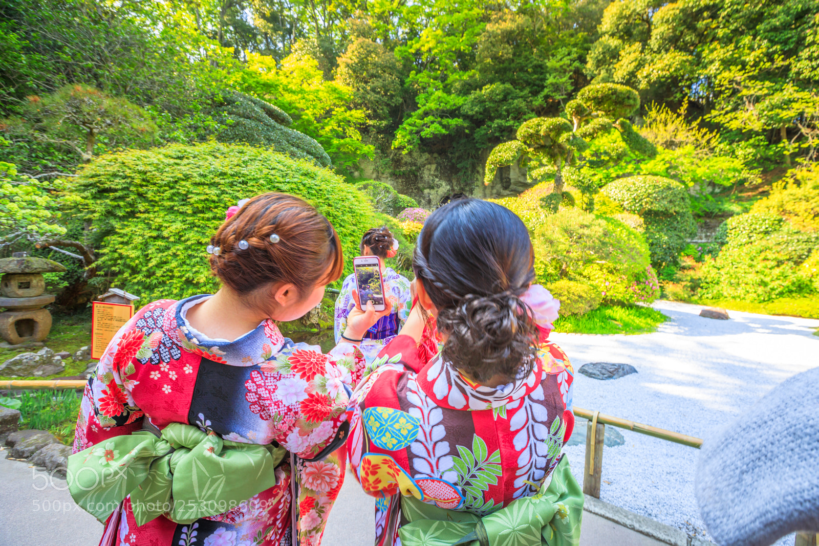 Canon EOS 5D Mark IV sample photo. Kimono women in hokoku-ji photography