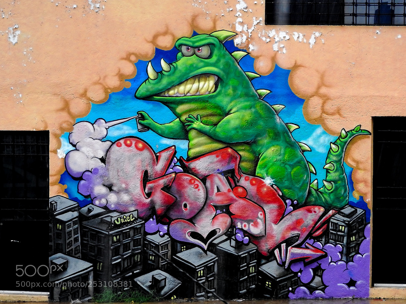 Nikon Coolpix P610 sample photo. Dinosaurio grafitero photography