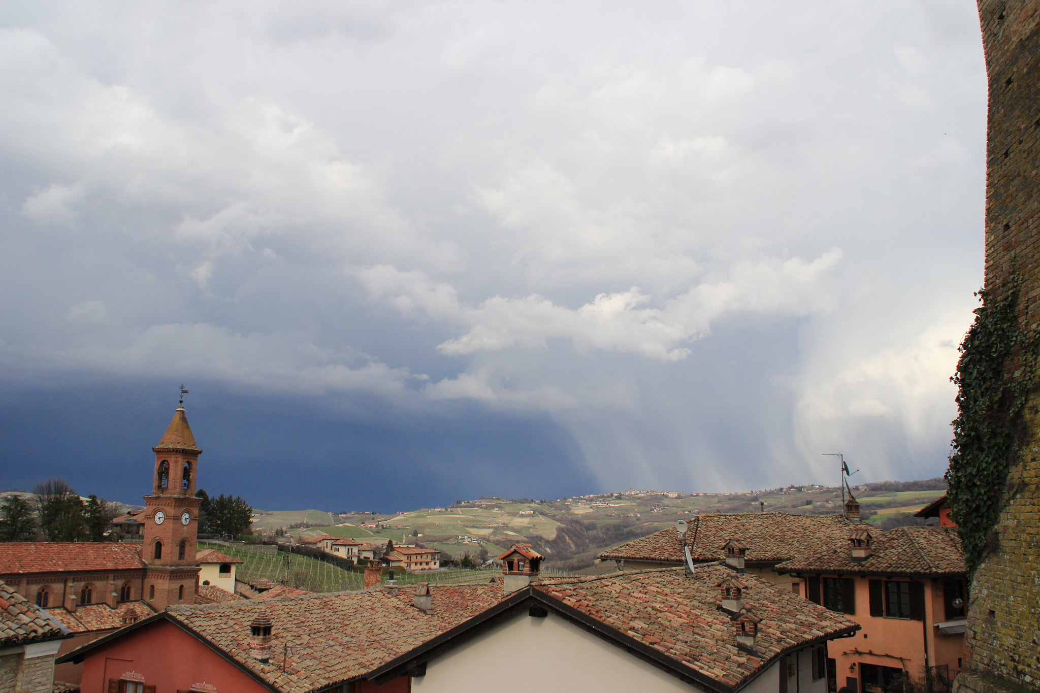 Canon EOS 600D (Rebel EOS T3i / EOS Kiss X5) sample photo. Serralunga d'alba - cloudy photography