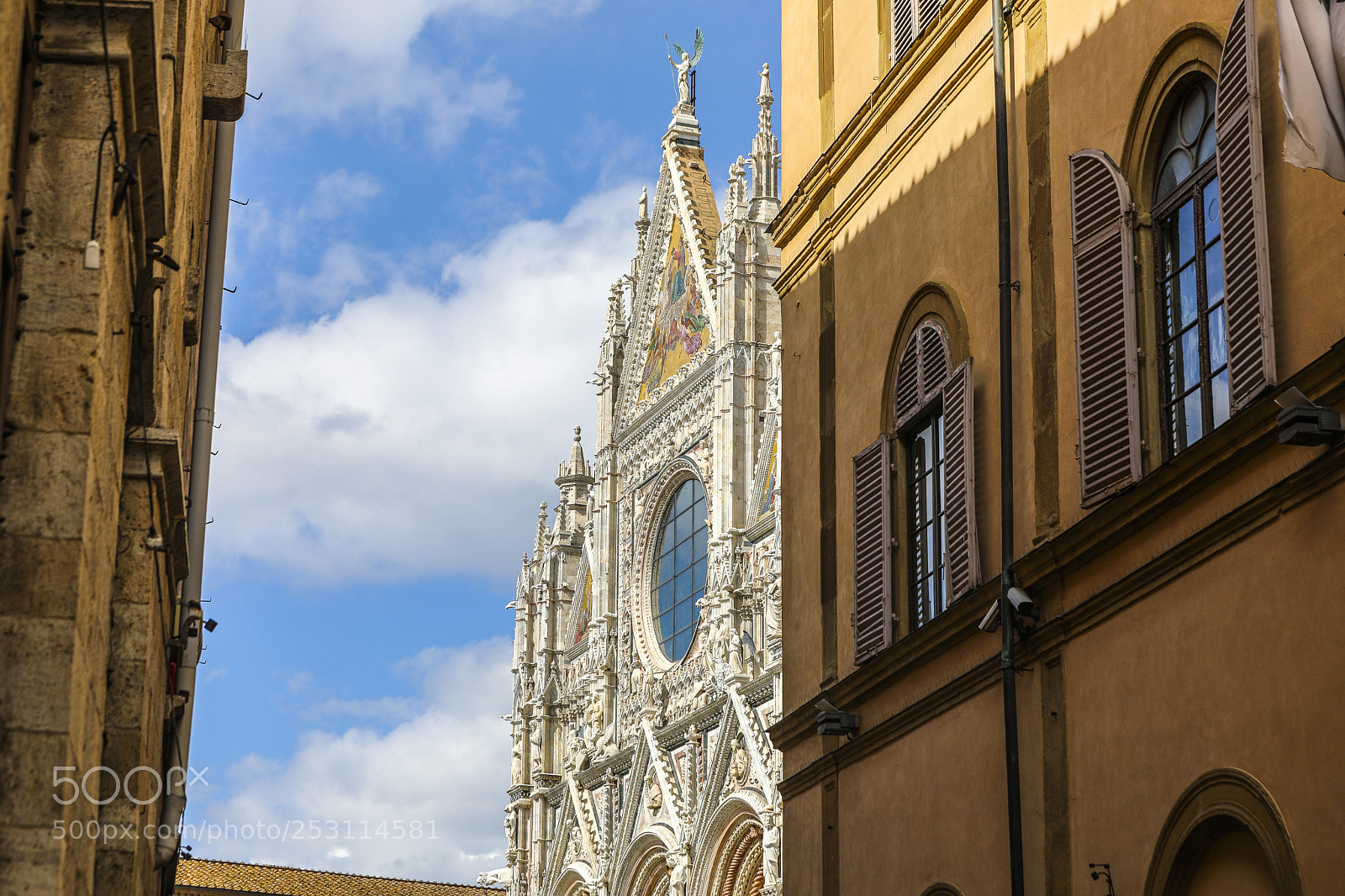 Canon EOS 5D Mark IV sample photo. Approaching the duomo in photography