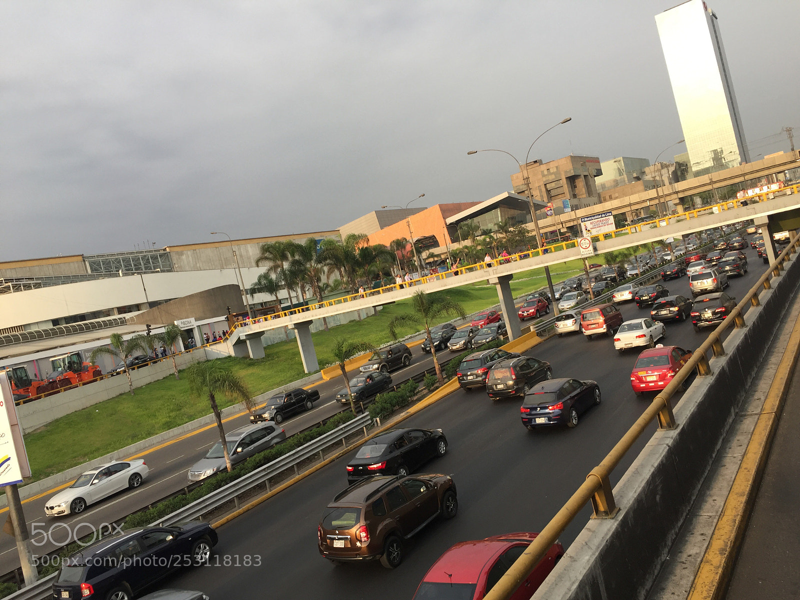 Apple iPhone 6 Plus sample photo. Rush hour photography