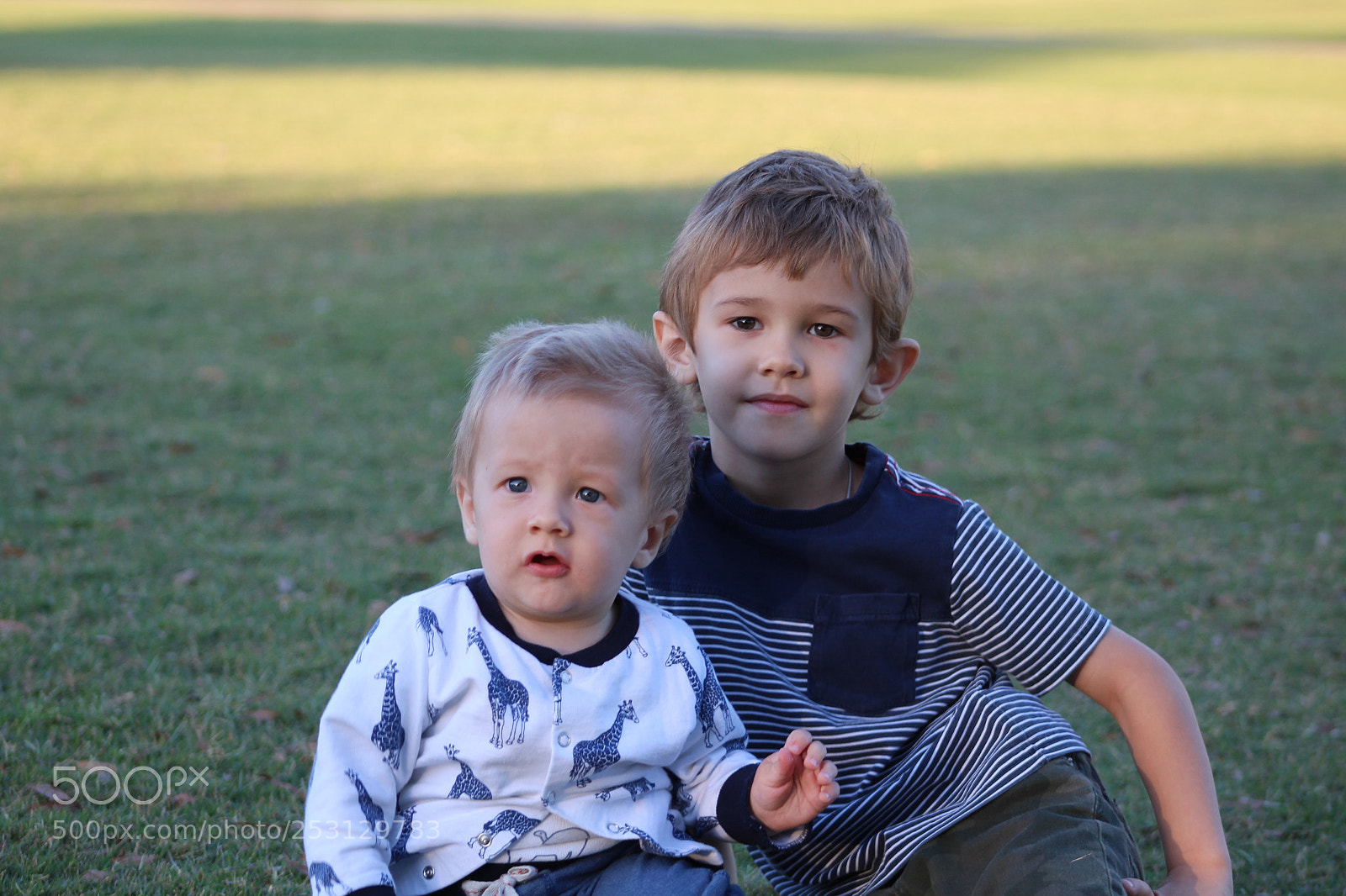 Canon EOS 1300D (EOS Rebel T6 / EOS Kiss X80) sample photo. Two little boys posing photography