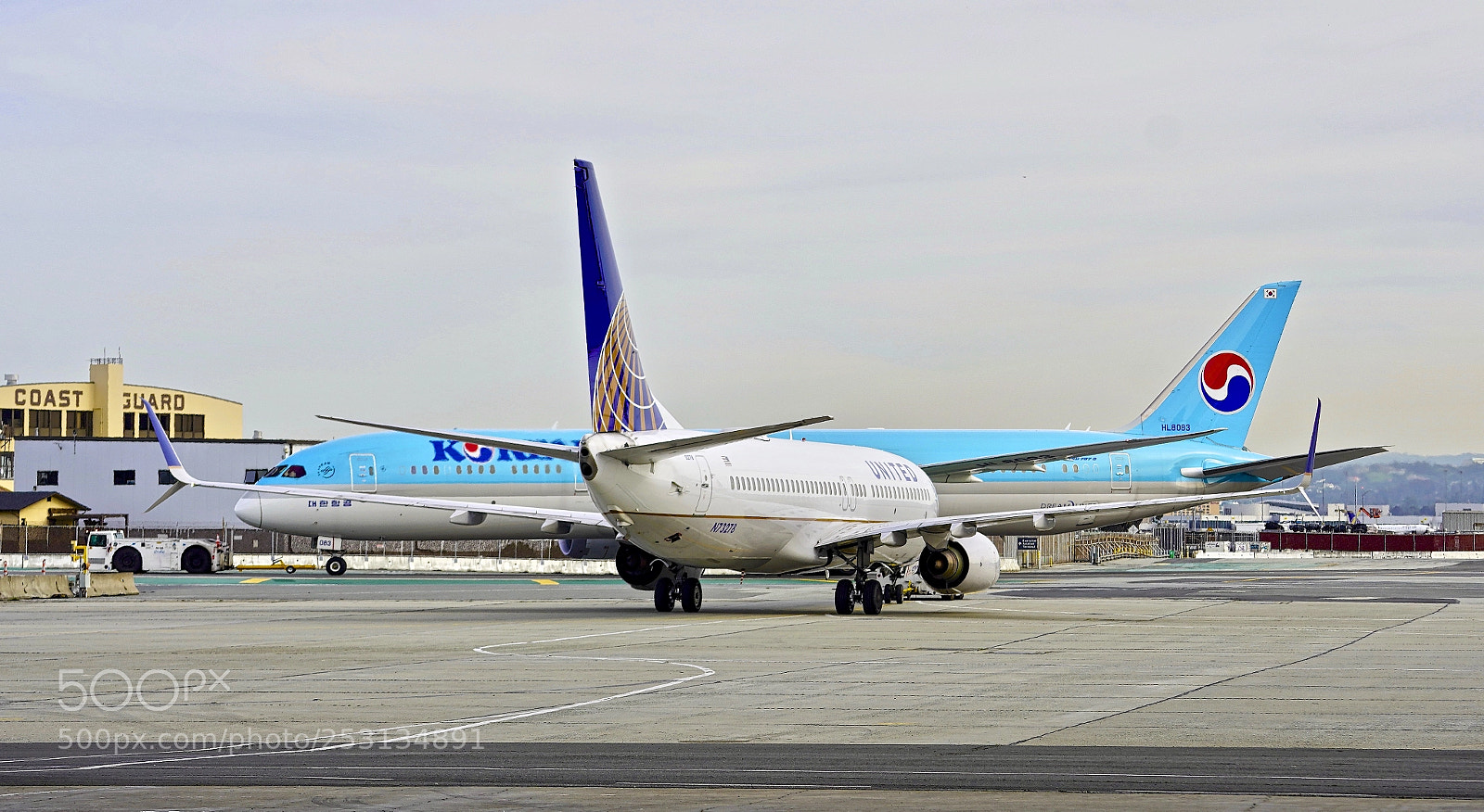 Sony a7R III sample photo. United airlines boeing 737-800 photography