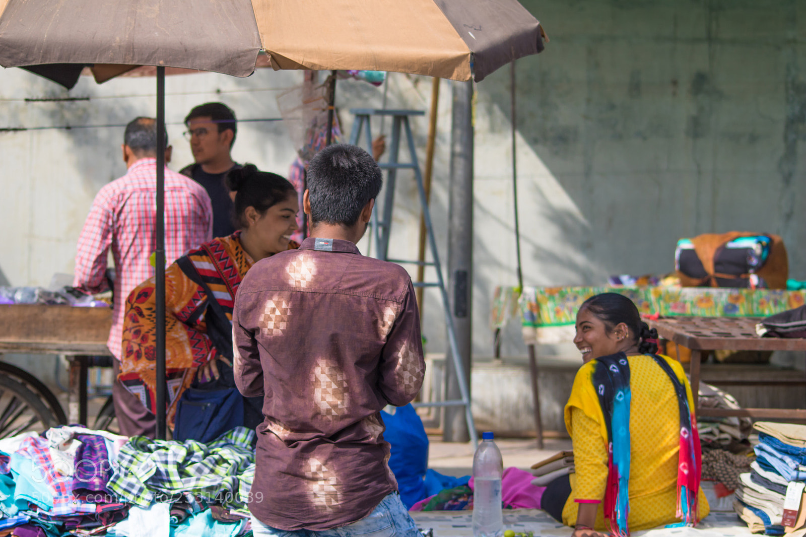 Canon EOS 750D (EOS Rebel T6i / EOS Kiss X8i) sample photo. In conversation photography