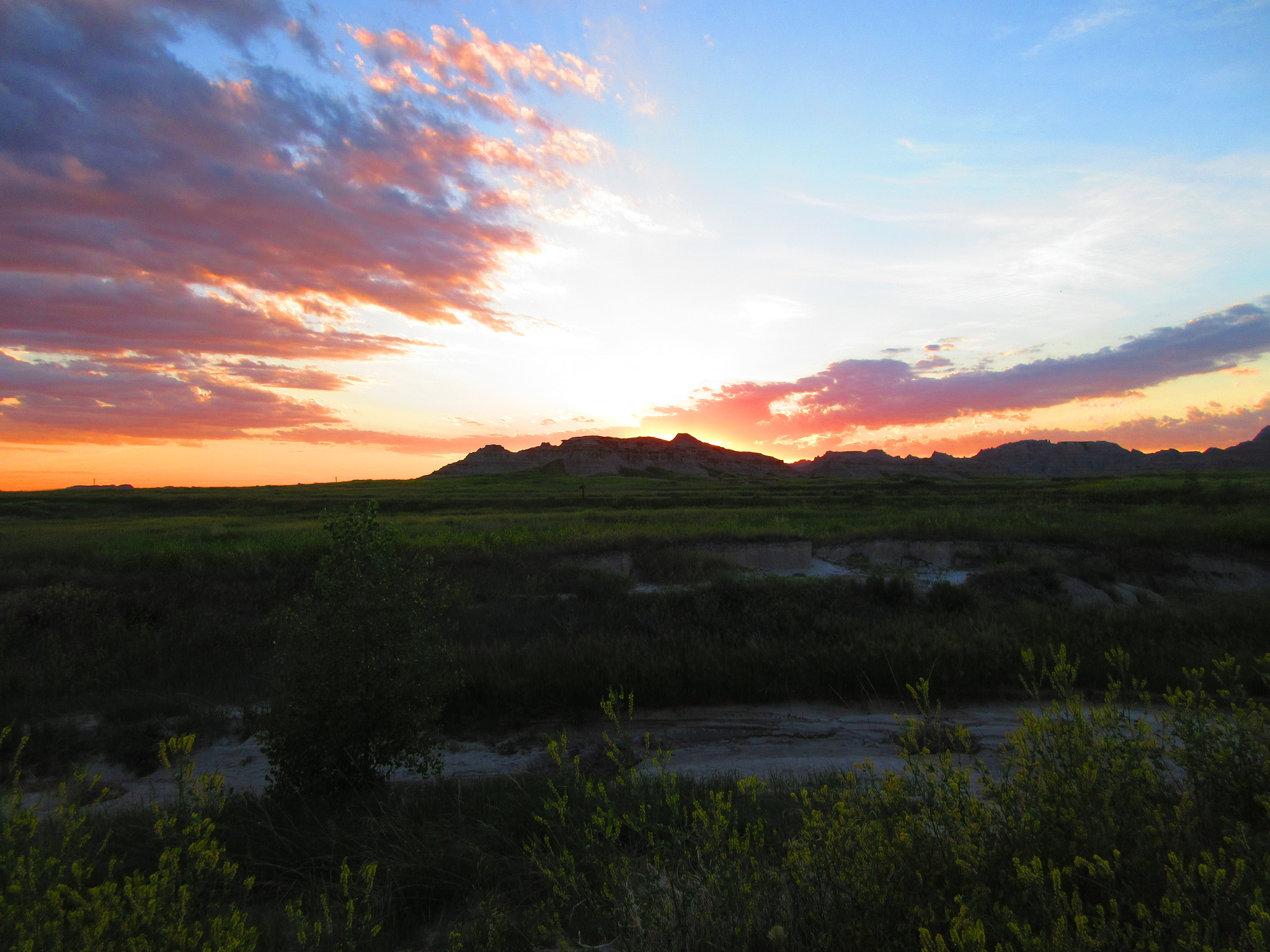 Canon PowerShot ELPH 360 HS (IXUS 285 HS / IXY 650) sample photo. Purple-red sunset over mountain photography