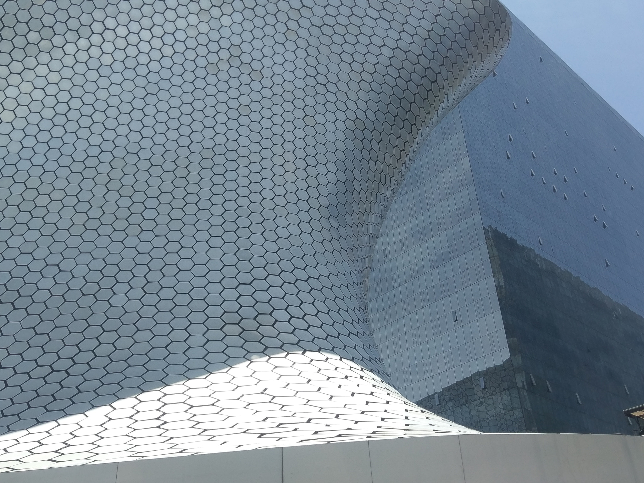 HTC 10 sample photo. Soumaya museum at mexico city photography