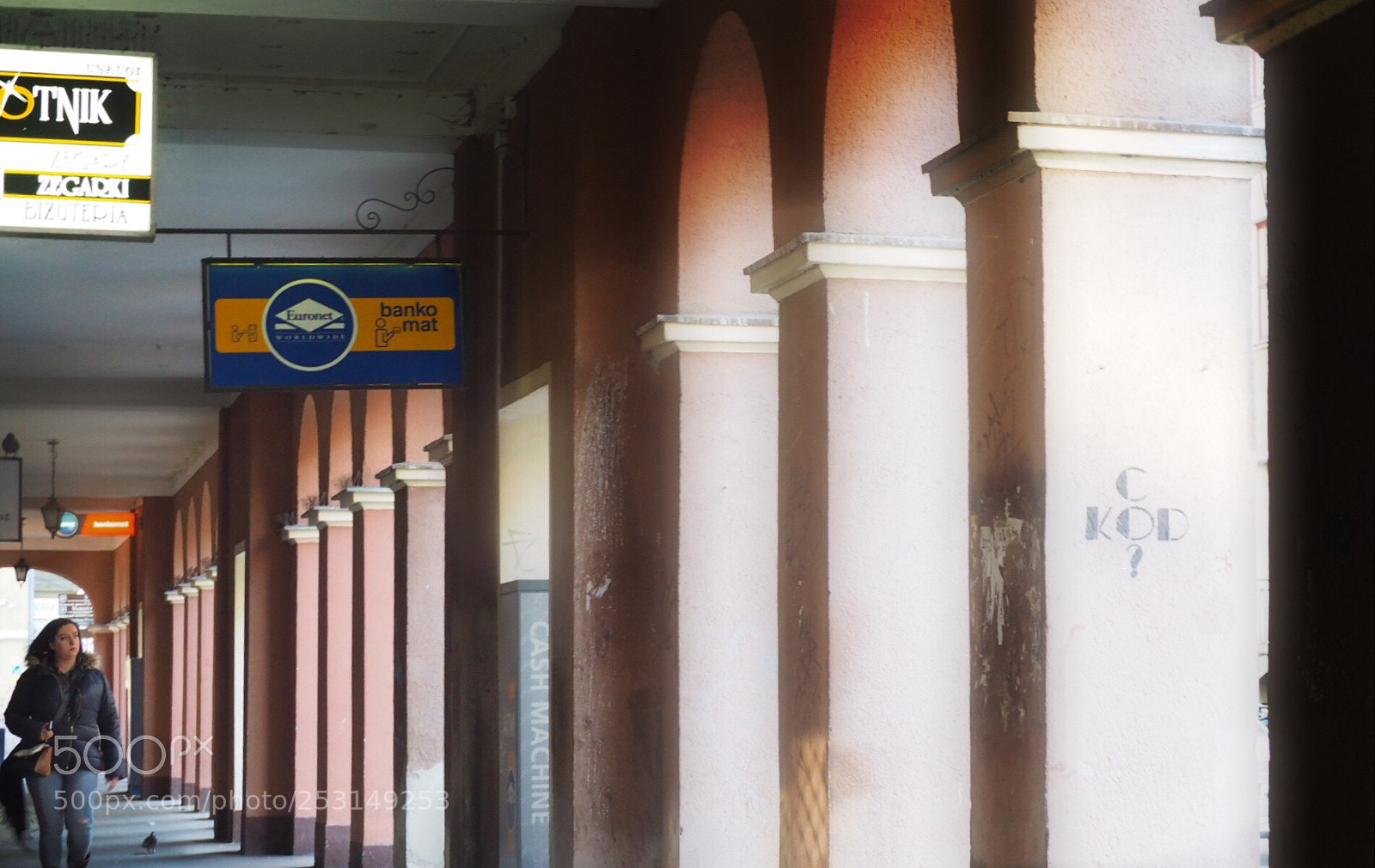 Olympus OM-D E-M10 II sample photo. Columns photography