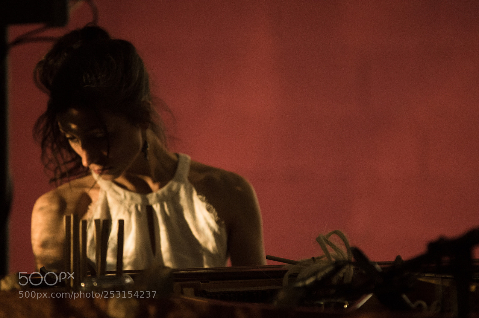 Pentax K-3 sample photo. Cynthia, piano, mur rouge photography