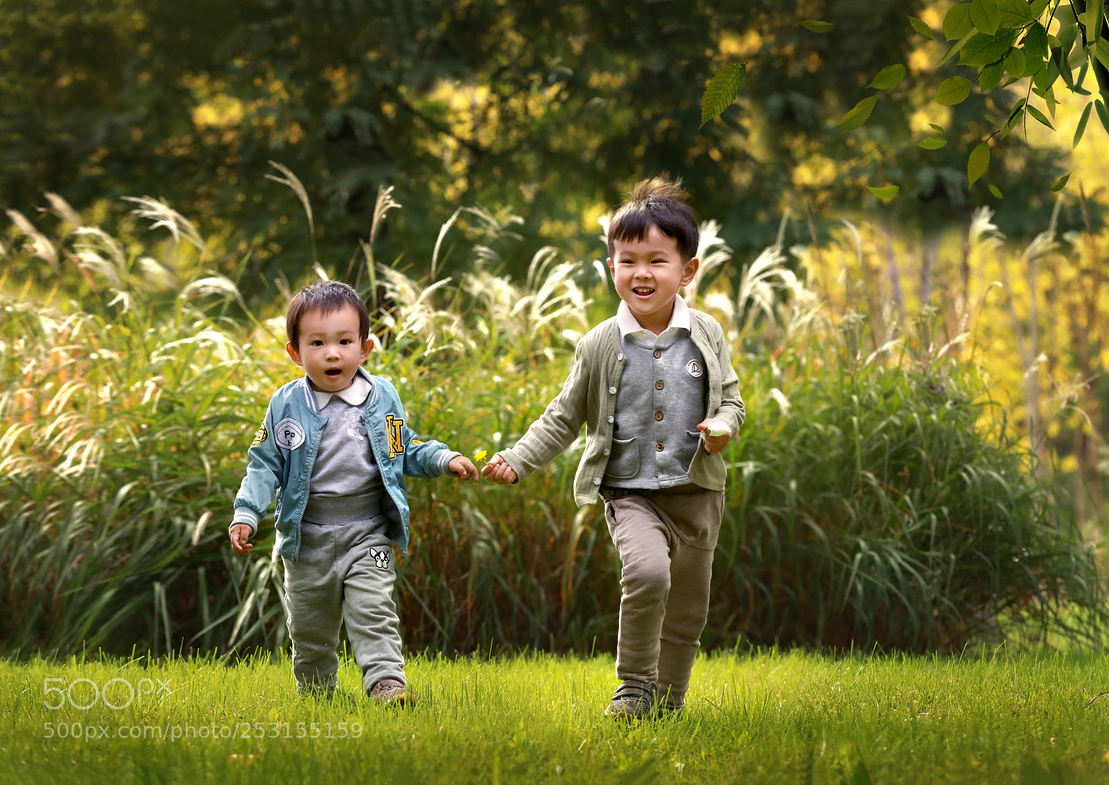 Canon EOS 5D Mark IV sample photo. 牵手走 photography