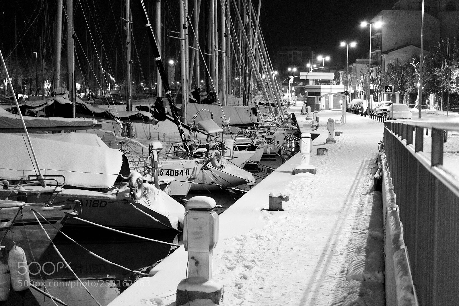 Fujifilm X-E1 sample photo. Sea and snow photography