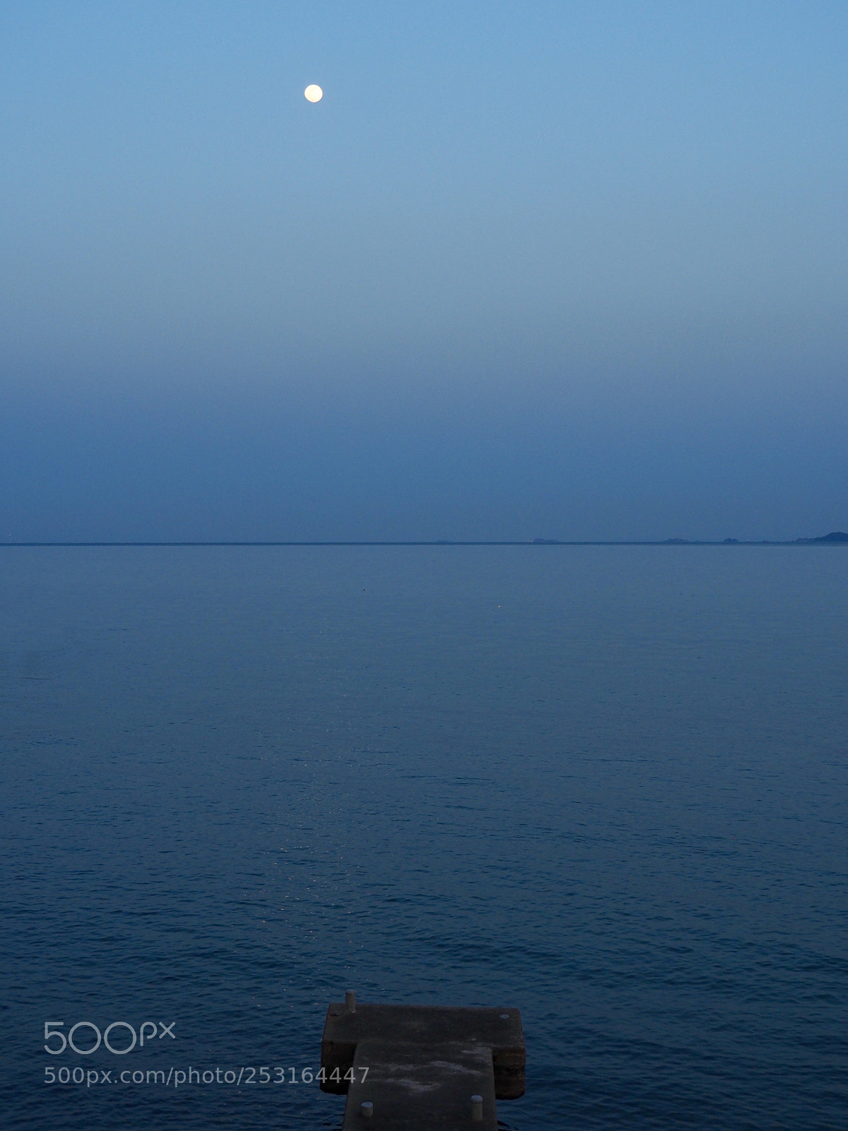 Olympus OM-D E-M5 II sample photo. Moonrise from the dock photography