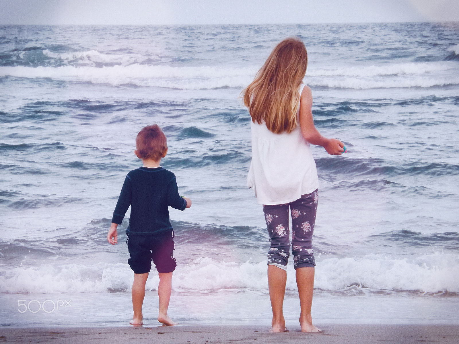 Fujifilm FinePix S4200 sample photo. Kids on the beach looking to ocean waves photography