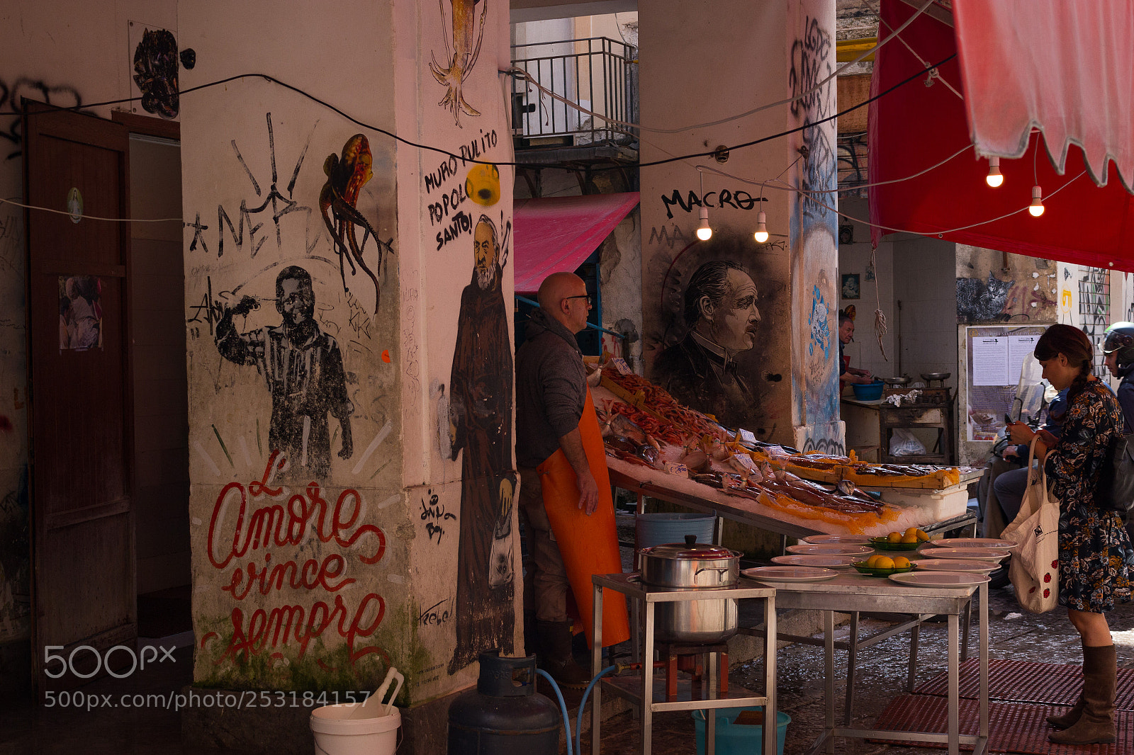 Canon EOS 100D (EOS Rebel SL1 / EOS Kiss X7) sample photo. Streetart al mercato della photography