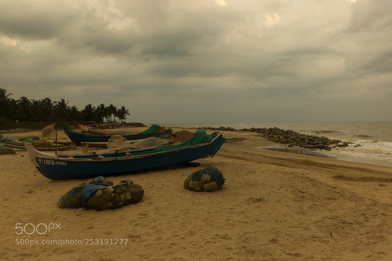 Canon EOS 600D (Rebel EOS T3i / EOS Kiss X5) sample photo. Boats on shore photography
