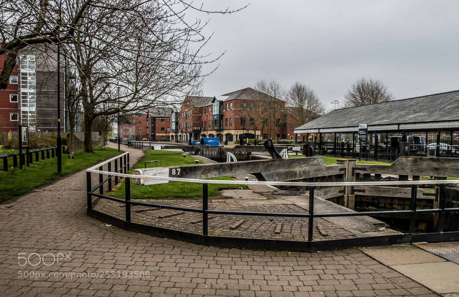 Canon EOS 70D sample photo. Curved path and locks photography
