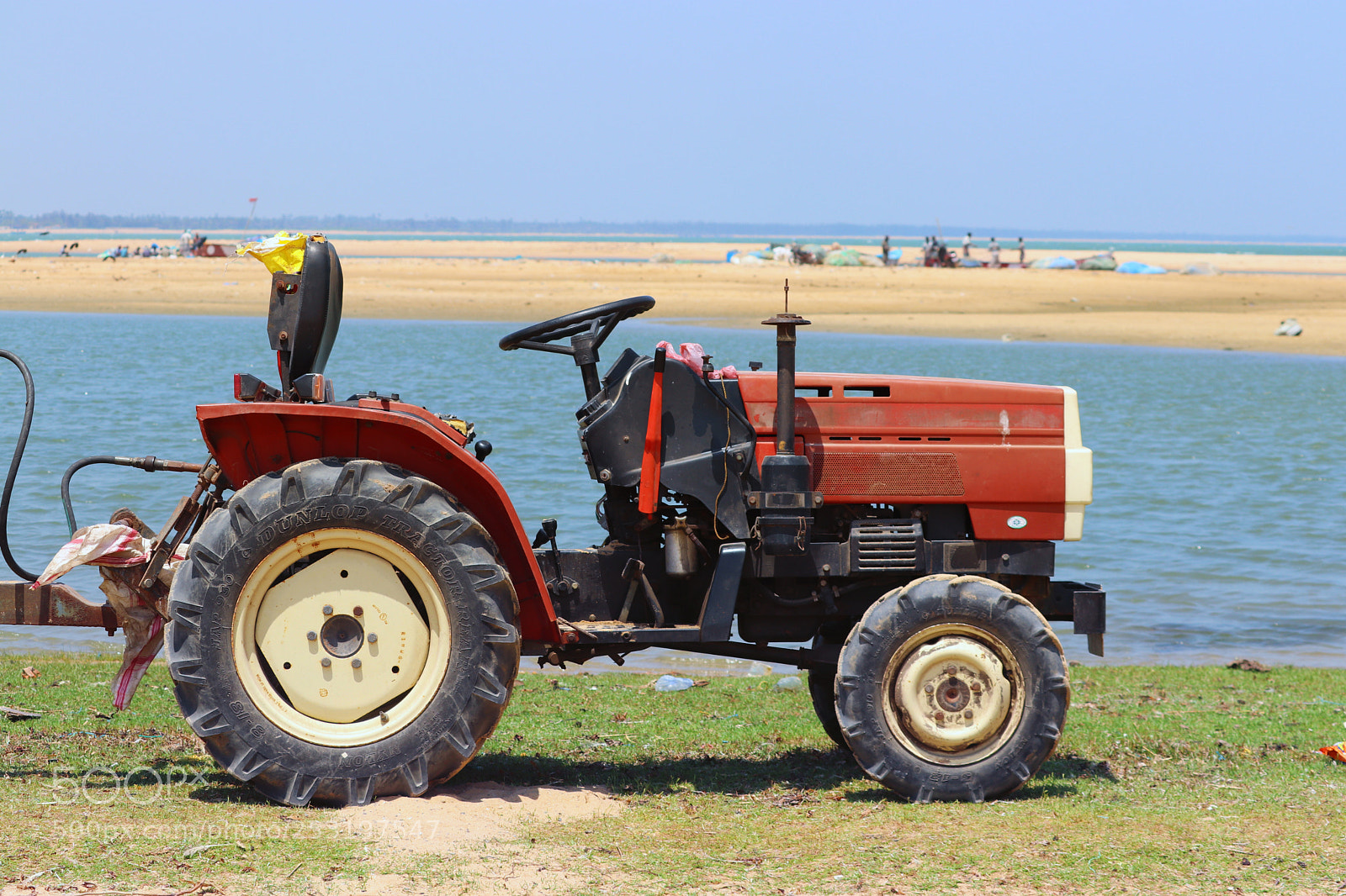 Canon EOS 200D (EOS Rebel SL2 / EOS Kiss X9) sample photo. Red tractor is parked photography