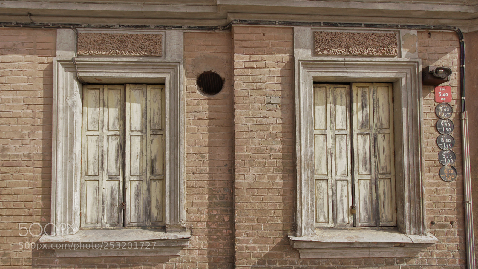 Canon EOS 60D sample photo. Wall and window photography