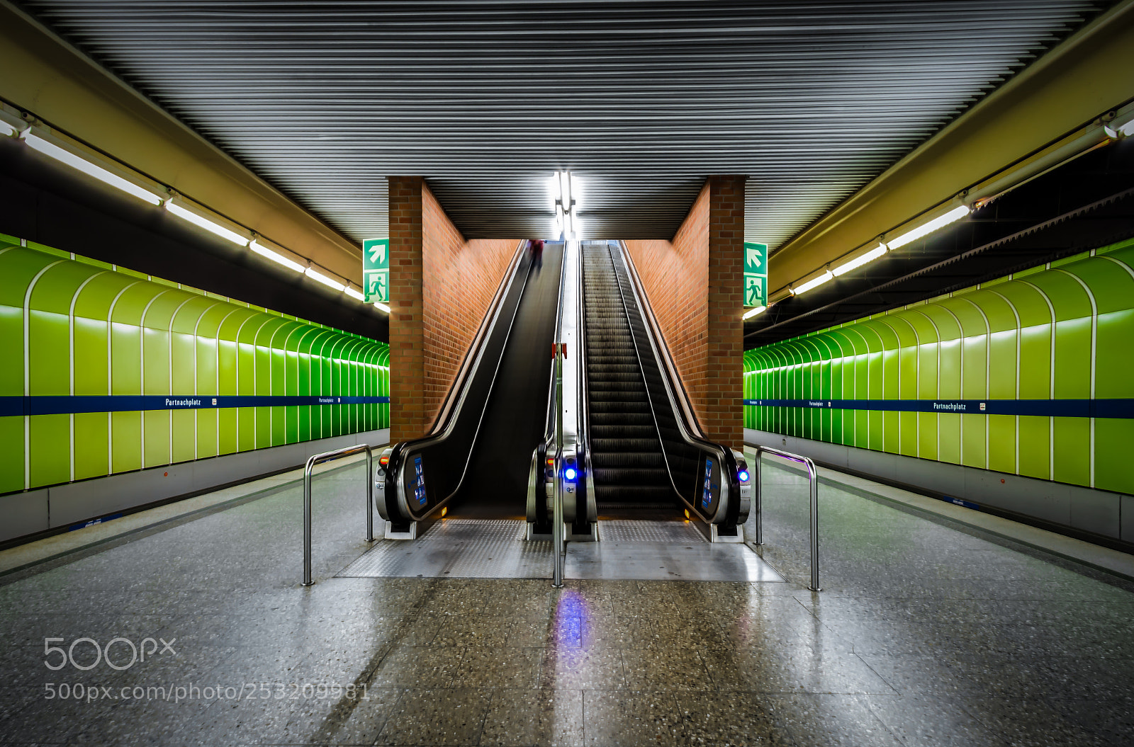 Canon EOS 80D sample photo. Rolltreppe photography