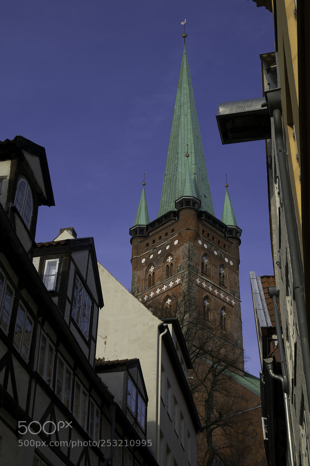 Sony a6500 sample photo. Walking alleys, looking 7 towers photography