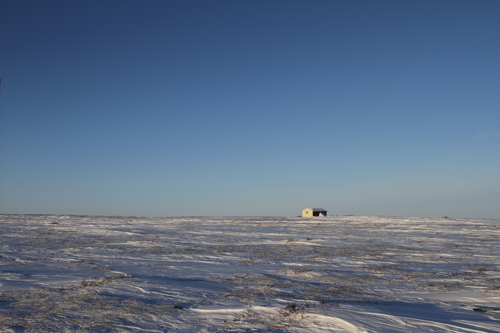Canon EF-S 10-22mm F3.5-4.5 USM sample photo. Lonely cabin along an arctic landscape with snow on the ground photography