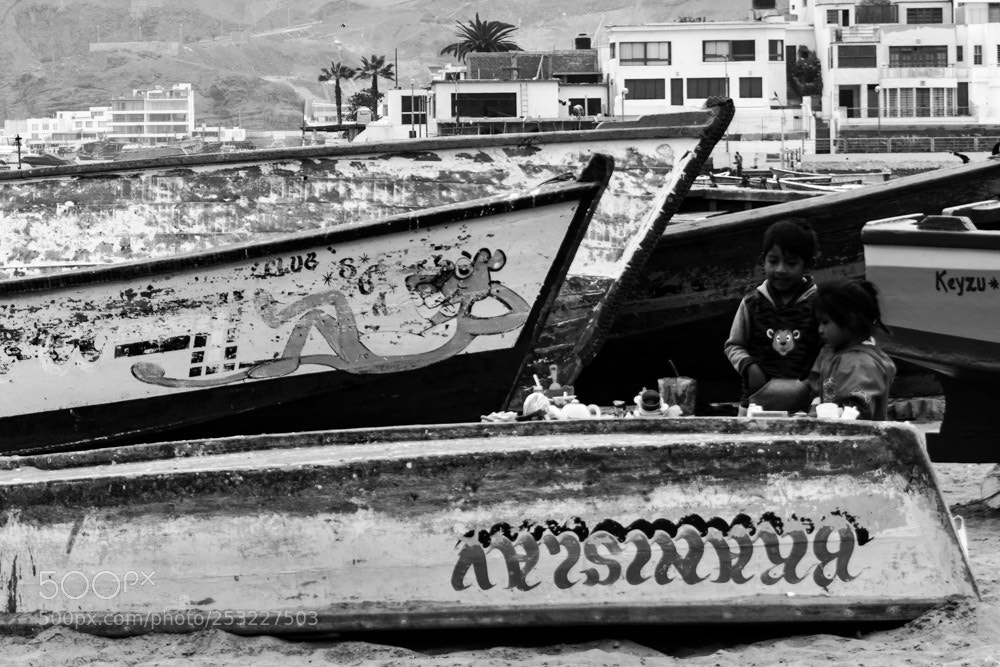 Nikon D3300 sample photo. Jugando entre botes photography