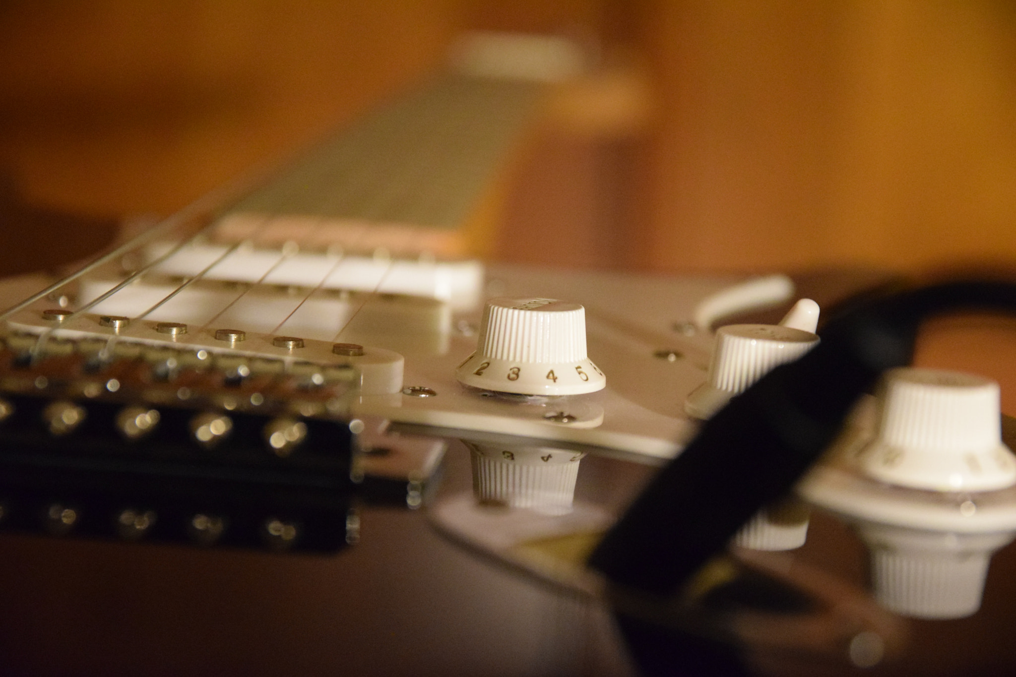 Nikon D3300 + Sigma 17-70mm F2.8-4 DC Macro OS HSM | C sample photo. Electric guitar photography