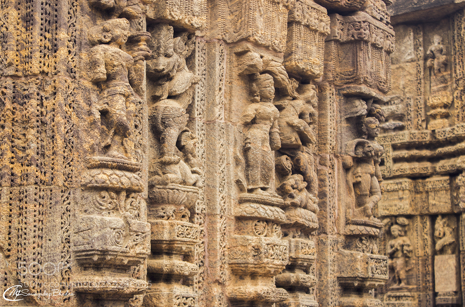 Canon EOS 600D (Rebel EOS T3i / EOS Kiss X5) sample photo. Sculpture on sun temple photography