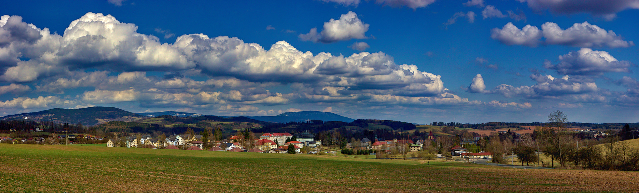 Canon EF-S 17-55mm F2.8 IS USM sample photo. Clouds over jilemnice photography
